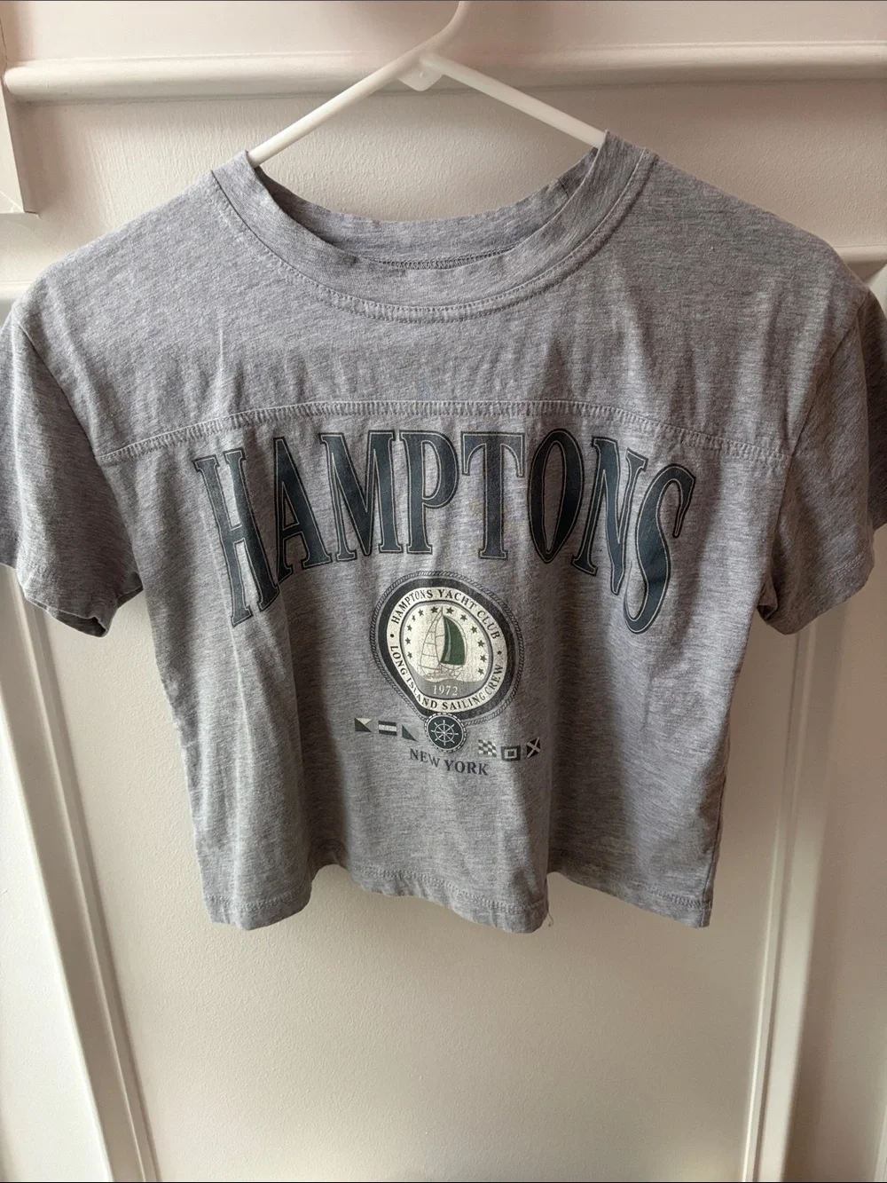 Hamptons Graphic Crop Top - Gray
